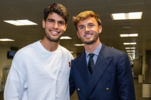 联动！热刺中场麦迪逊观战温网，与男单卫冕冠军阿尔卡拉斯合影