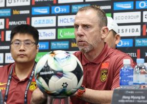 媒体人:外籍代理主帅可能“赌一把”,毕竟创造奇迹才有转正可能