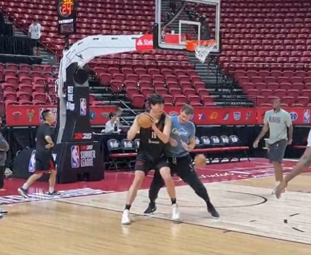 中国球员杨瀚森迎NBA夏季联赛开拓者首秀,赛前为队内人员唱中文生日歌
