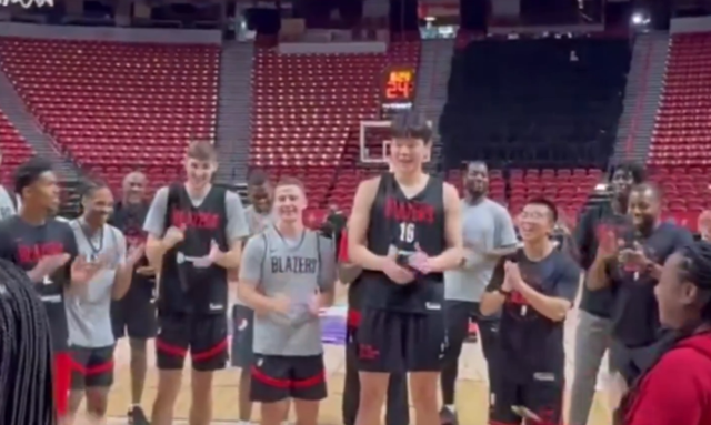中国球员杨瀚森迎NBA夏季联赛开拓者首秀,赛前为队内人员唱中文生日歌