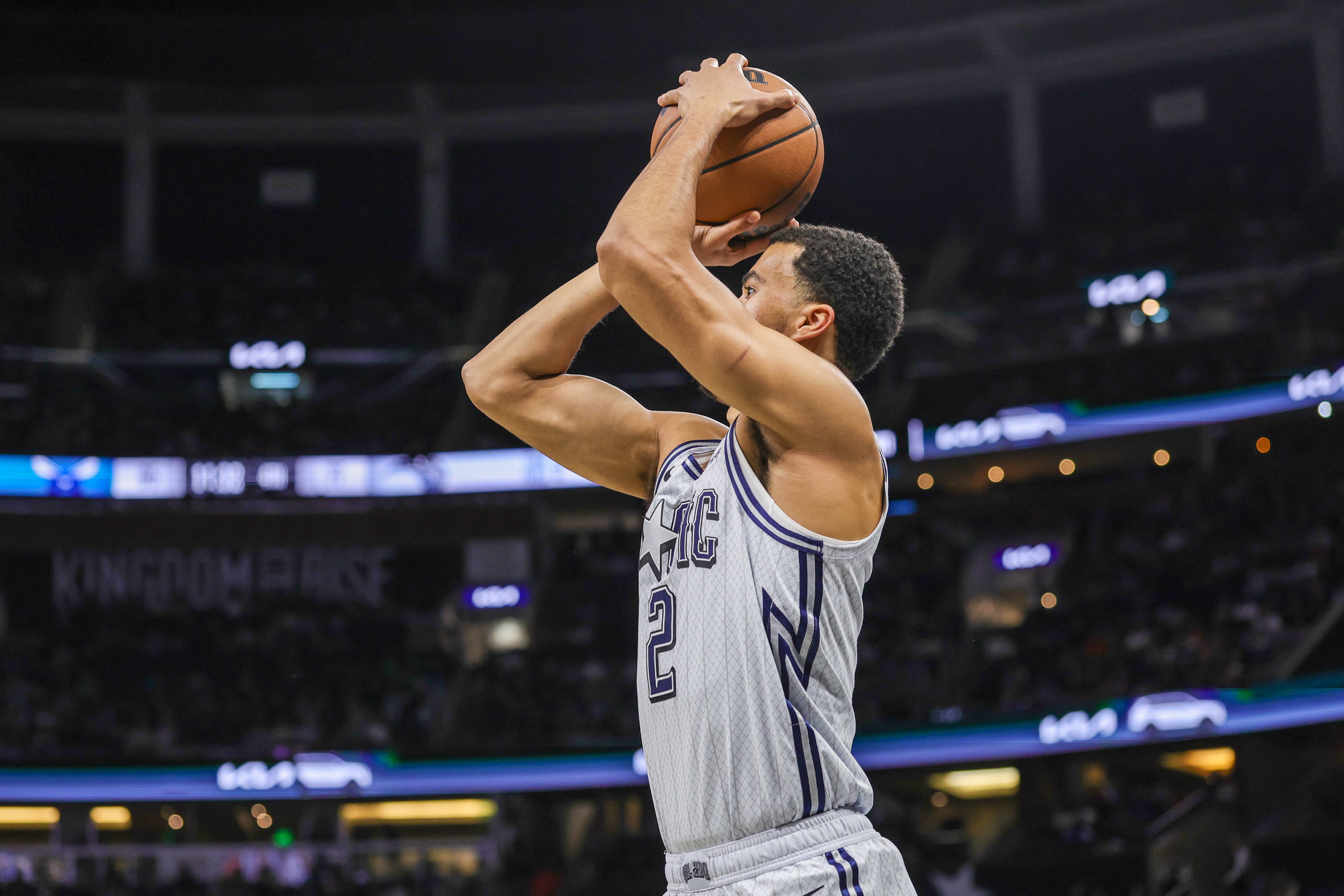 半岛体育-上赛季场均4.1分球员休斯坦获老鹰Exhibit 10合约