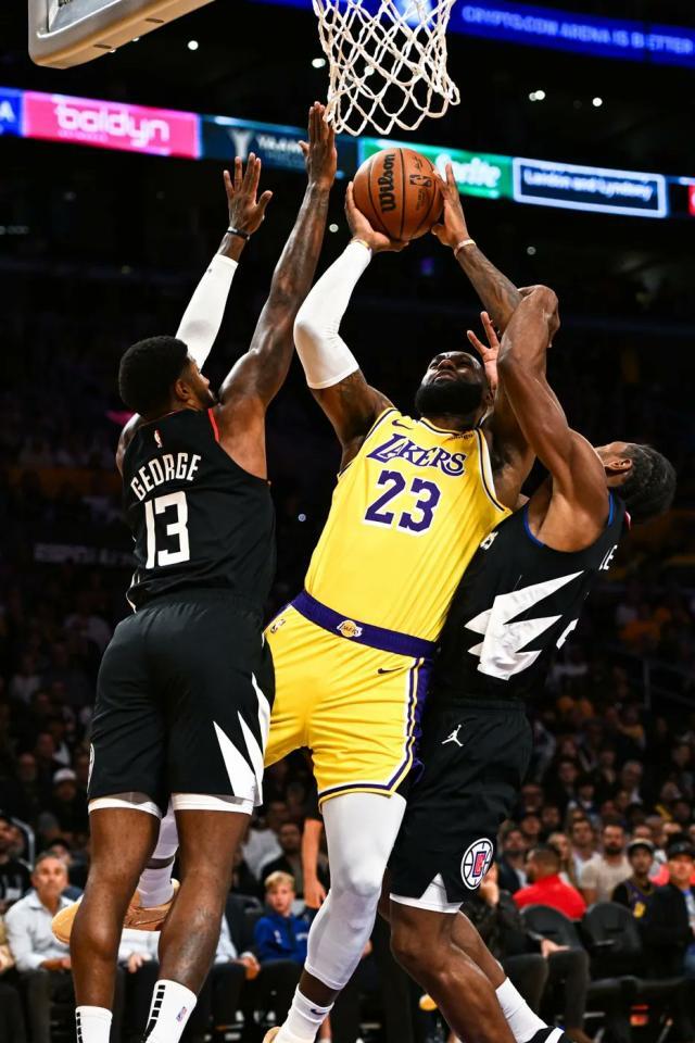 半岛体育全站-终结对快艇11连败！詹皇42分钟力斩35分再创里程碑